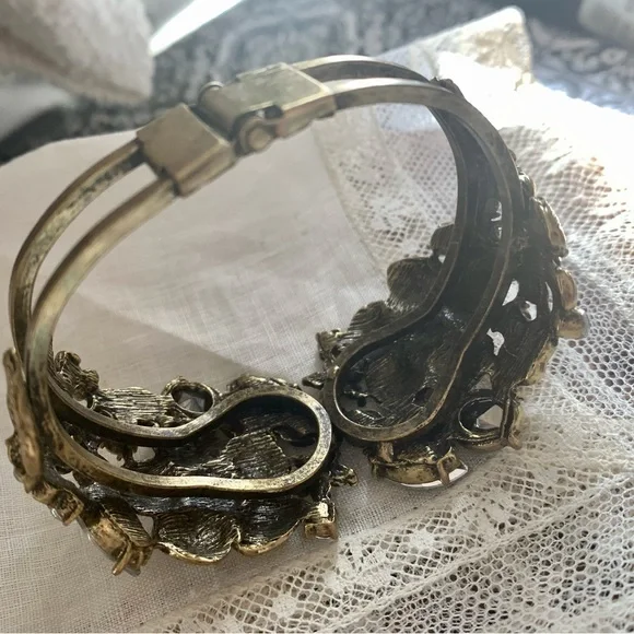 Elegant Antiqued Gold & Rhinestone Floral Clasp Bracelet Women’s Jewelry - Picture 10 of 11